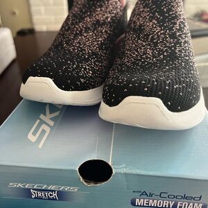 Skechers Black and Pink Stretch Fit Knit Sneakers for Girls Size 4 NIB